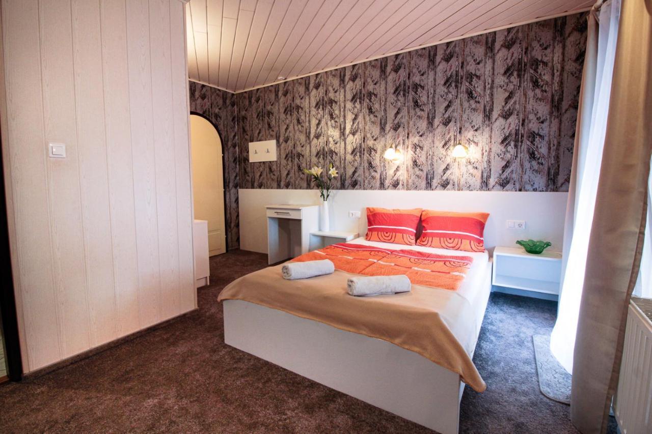 Hotel Emi Vendeghaz Balatonszárszó Exterior foto
