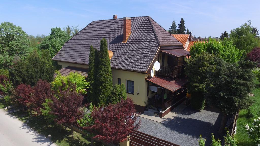 Hotel Emi Vendeghaz Balatonszárszó Exterior foto