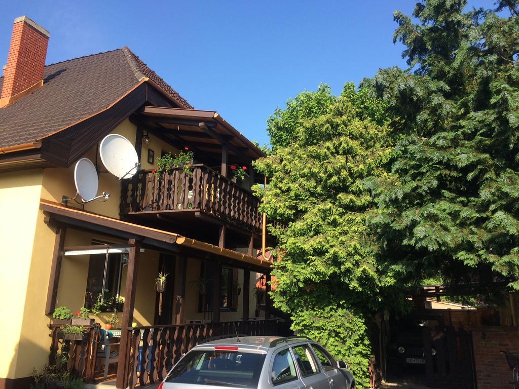 Hotel Emi Vendeghaz Balatonszárszó Exterior foto