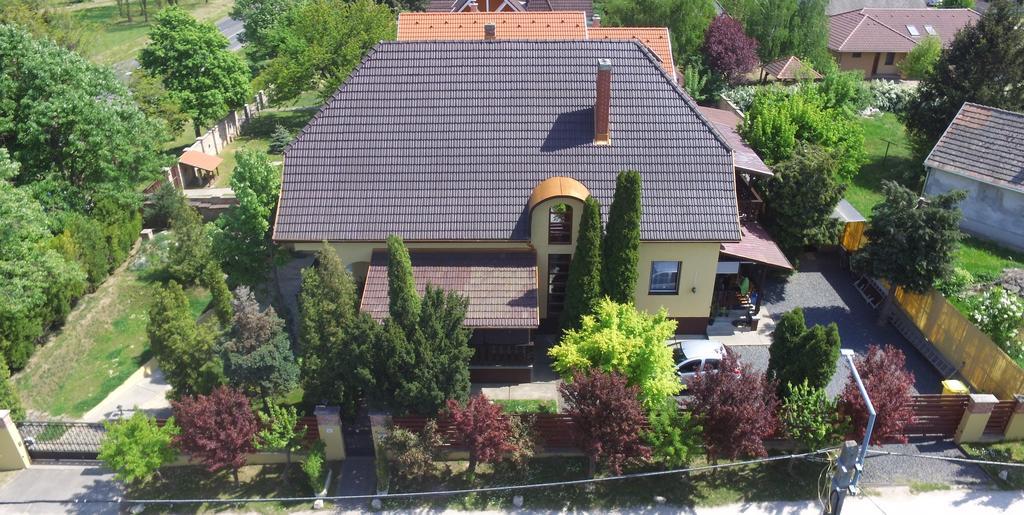 Hotel Emi Vendeghaz Balatonszárszó Exterior foto