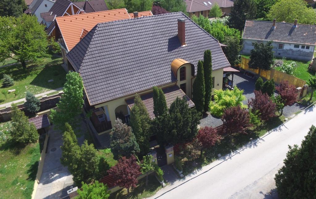 Hotel Emi Vendeghaz Balatonszárszó Exterior foto