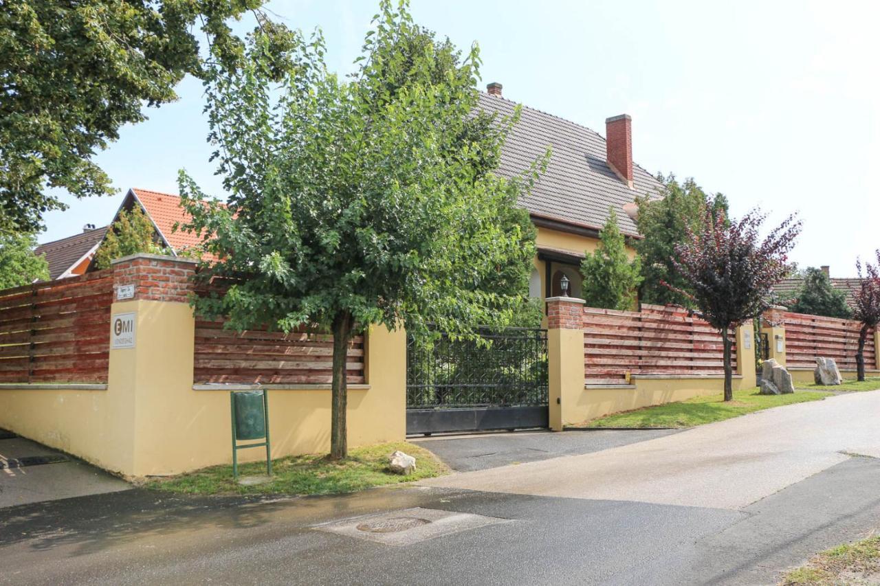 Hotel Emi Vendeghaz Balatonszárszó Exterior foto