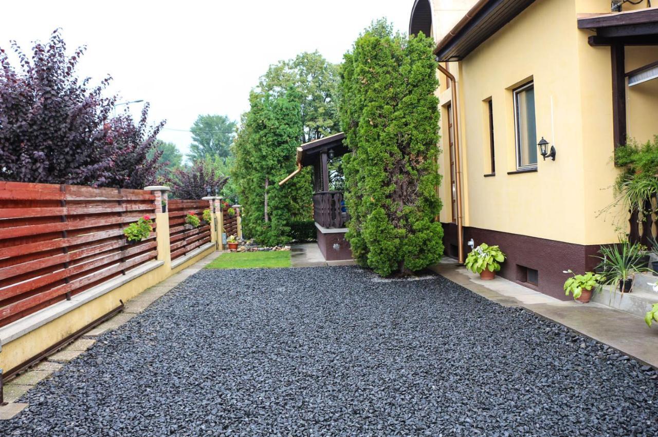 Hotel Emi Vendeghaz Balatonszárszó Exterior foto