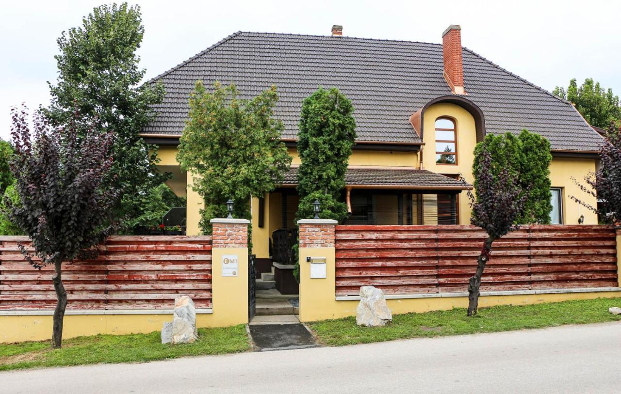 Hotel Emi Vendeghaz Balatonszárszó Exterior foto