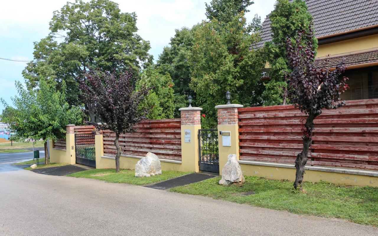 Hotel Emi Vendeghaz Balatonszárszó Exterior foto