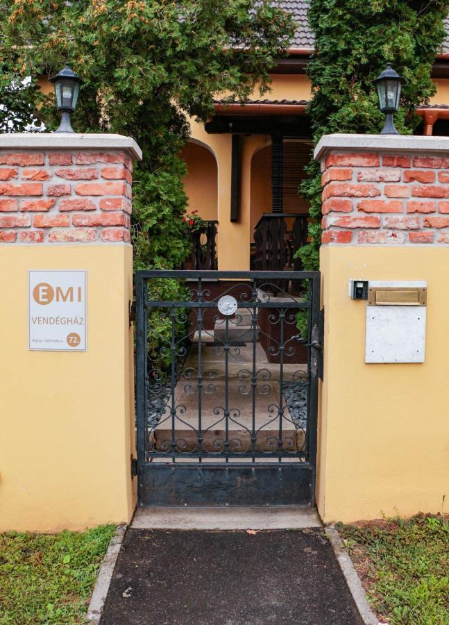 Hotel Emi Vendeghaz Balatonszárszó Exterior foto