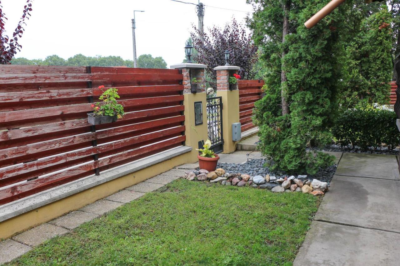 Hotel Emi Vendeghaz Balatonszárszó Exterior foto