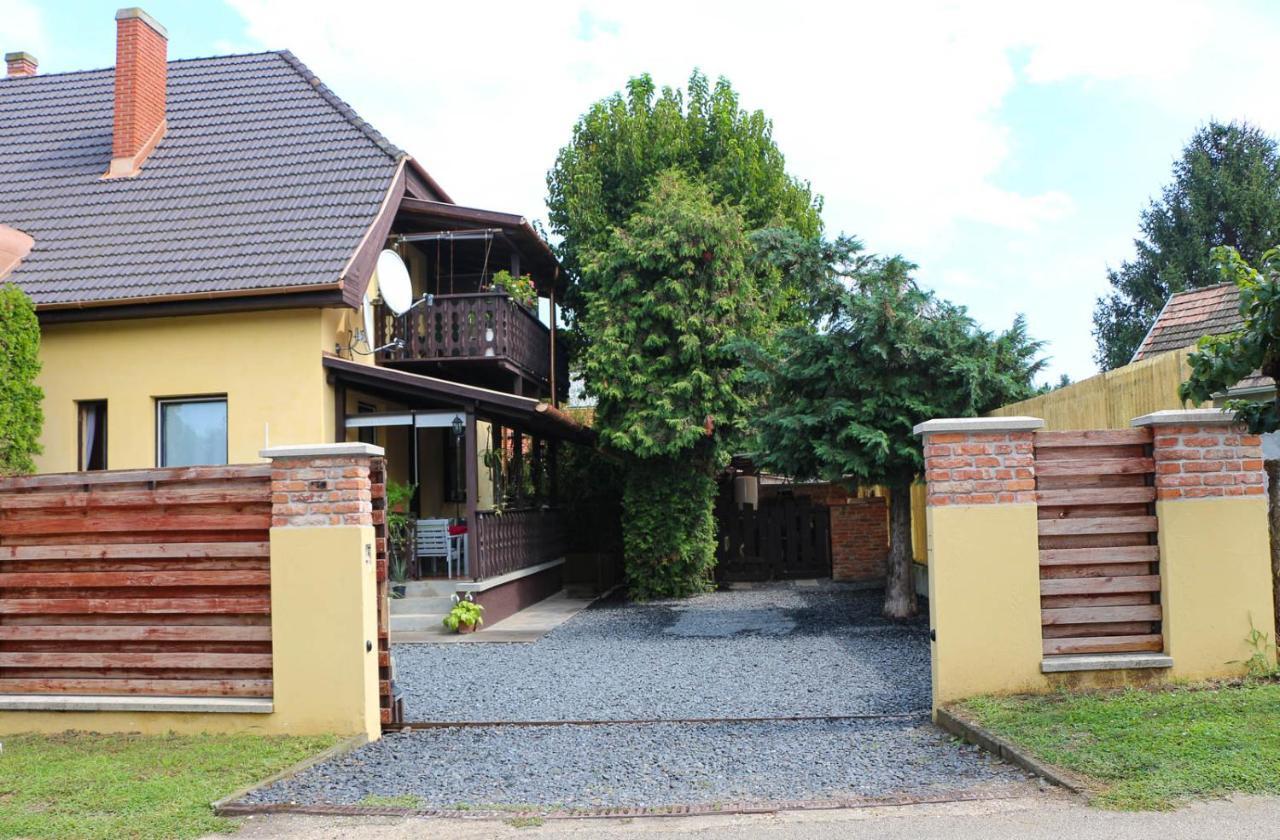 Hotel Emi Vendeghaz Balatonszárszó Exterior foto